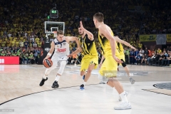 ISTANBUL, TURKEY - MAY 19:  Luka Doncic, #7 of Real Madrid competes with Nikola Kalinic,Ê#33 of Fenerbahce Istanbul during the Turkish Airlines EuroLeague Final Four Semifinal A game between Fenerbahce Istanbul v Real  Madrid at Sinan Erdem Dome on May 19, 2017 in Istanbul, Turkey.  (Photo by Patrick Albertini/Euroleague Basketball via Getty Images)