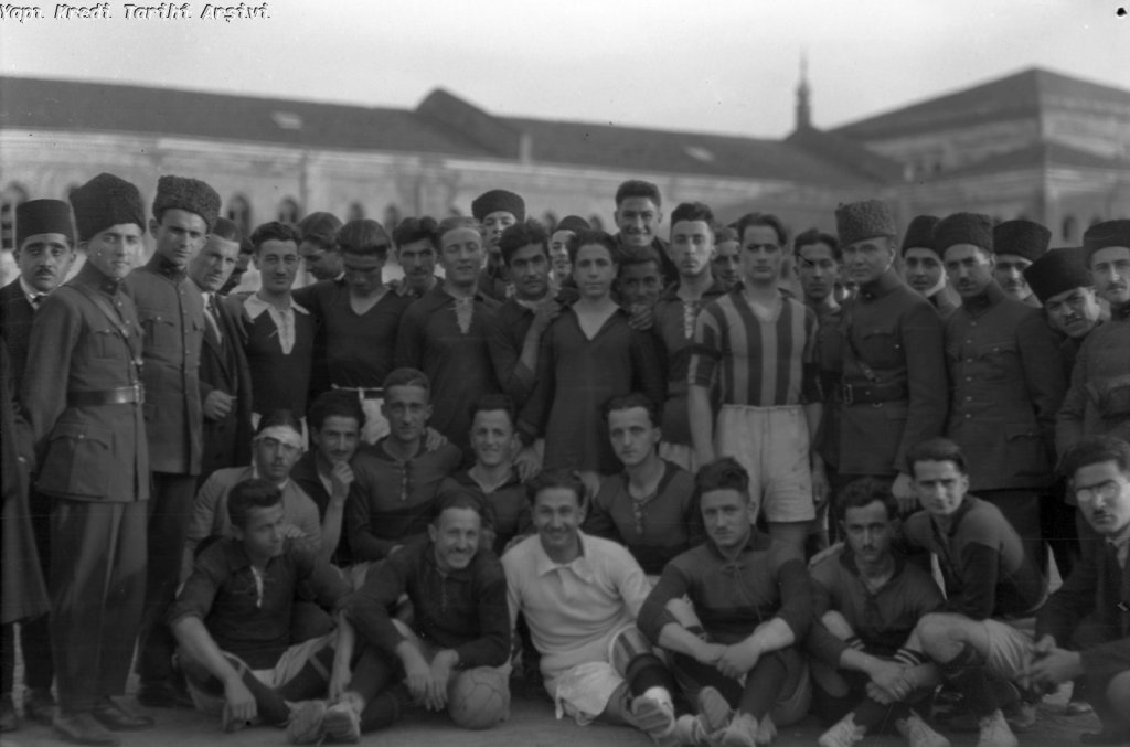 Yapı Kredi Bankası arşivinde Kadıköy ve Fenerbahçe fotoğraflarından bir seçme