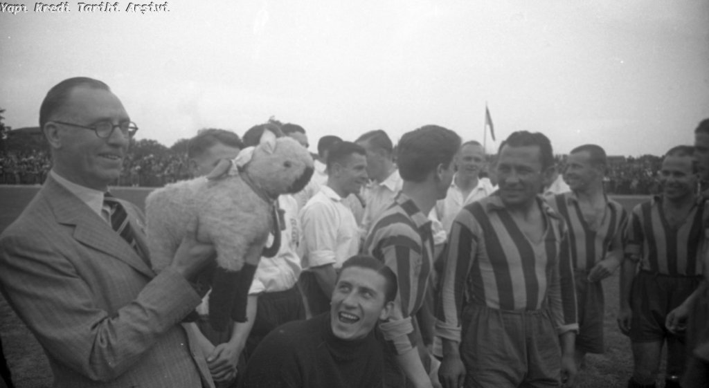Yapı Kredi Bankası arşivinde Kadıköy ve Fenerbahçe fotoğraflarından bir seçme